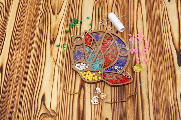 Zestaw kolorowych nici i igieł